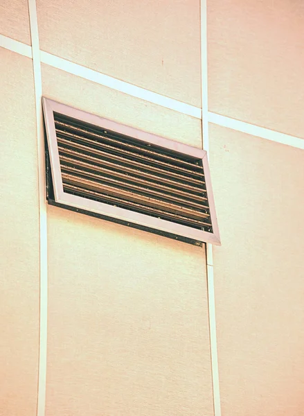 Ventilations rör i silver isolerings material hängande från taket — Stockfoto