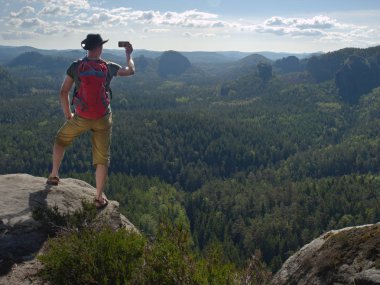 Telefon fotoğrafçısı. Sınırdaki turist telefon fotoğrafı çekiyor