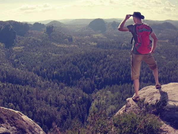 Percorso naturalistico corridore in t-shirt e pantaloncini guardando pigro mattina — Foto Stock