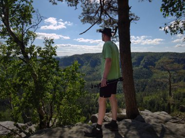 Cesur kovboy kamp ve yürüyüş. Kovboy şapkalı adam yürüyüşü 