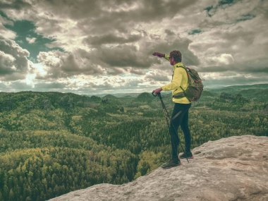 Üst sırt çantası ve trekking giysileri ile Climber adam
