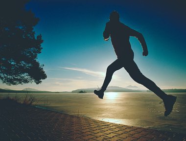 Sabah güneşi Körfezi sahilinde karşı Excercising siluet