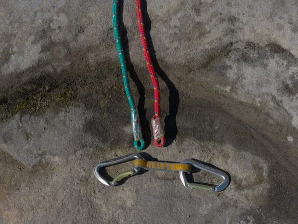 Klimmen apparatuur - detail karabijnhaken en touw — Stockfoto