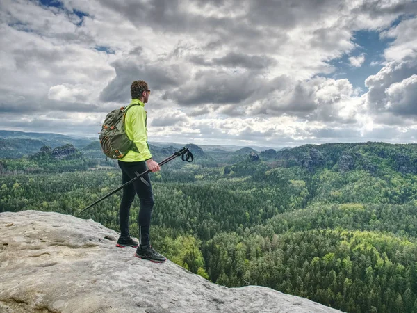 Primavera montagne rocciose. Escursionista con zaino stand su roccia — Foto Stock