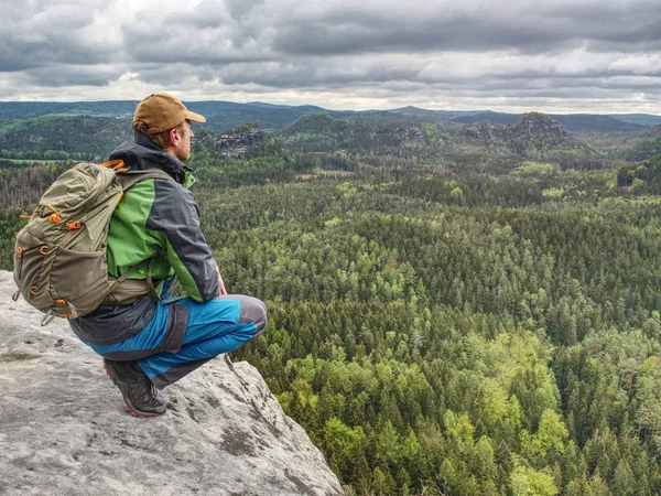 Man toerist in de natuur. Lente vrije dag in Rocky Mountains. — Stockfoto