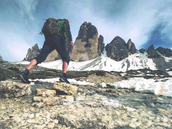Homem a trepar nos Alpes. picos afiados vara sobre nuvens — Fotografia de Stock