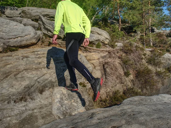 Sportowiec podczas skoków podczas biegania szlakiem w górach — Zdjęcie stockowe
