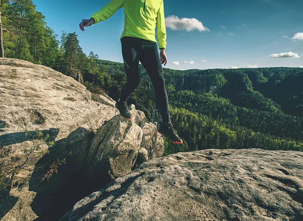 Man tijdens het springen tijdens een Trail rennen in de bergen — Stockfoto