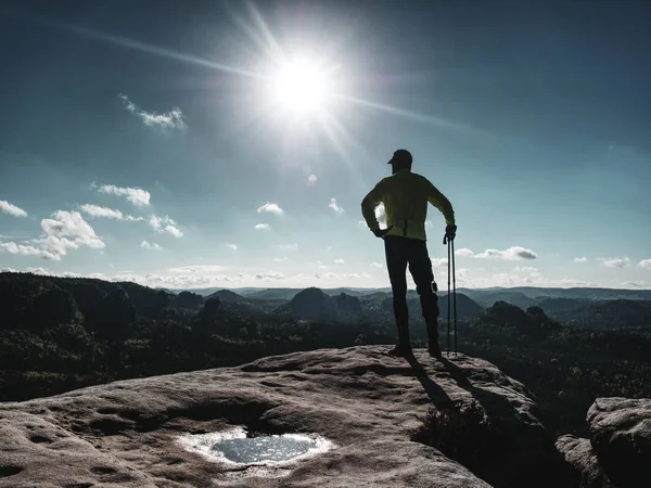 Atleta uomo corridore con bastoni da trekking che corre sentiero roccioso — Foto Stock