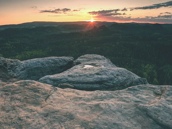 Tal zwischen Felsen. Klettergipfel an einem schönen Morgen — Stockfoto