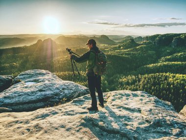 Fotoğrafçı çekimden önce bir kamera ve bir tripod hazırlar