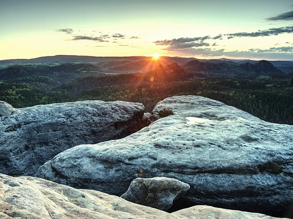 岩山の頂上に幻想的な夢のような日の出 — ストック写真