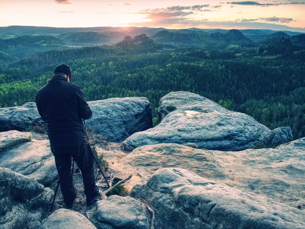 Fotograaf neemt Foto's met camera op statief op Rock — Stockfoto