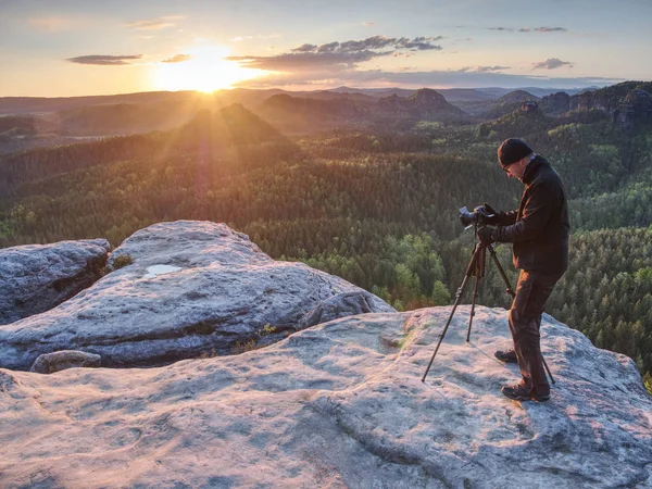 Photographer prepare equipment for taking photos on summit — Stock Photo, Image