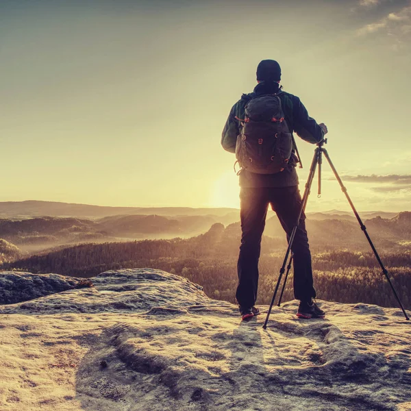 Fotografo prepara una macchina fotografica e un treppiede prima di scattare — Foto Stock