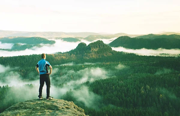 Hiker or runner achived the summit and now watch horizon — Stock Photo, Image