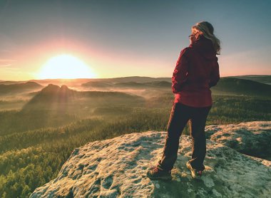 Ceket cepleri dağlarda yürüyüş elleri ile Sarışın kız