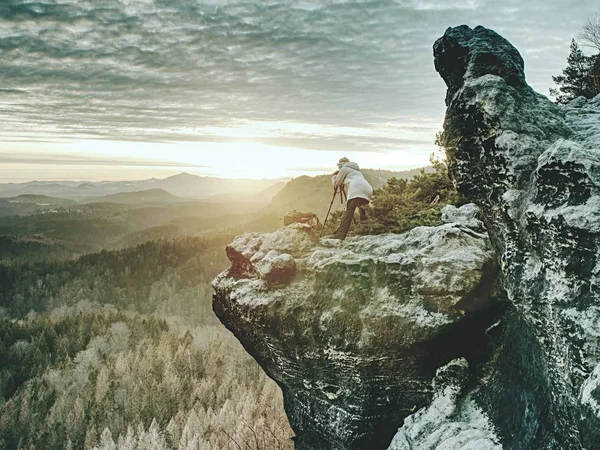 Art enthusiast with tripod on cliff. Peak with woman taking photos — Stock Photo, Image