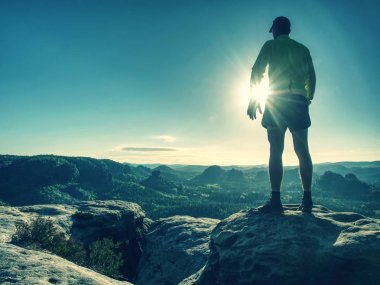 Gün batımı arka plan kopyalama alanı atlet koşucu silueti.