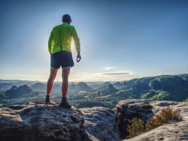 Iz koşucusu atlet adam. Dağlarda ince kişi eğitimi