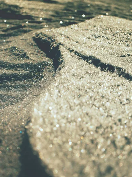 들판에서 눈을 비추다. 아름다운 화이트 겨울 — 스톡 사진