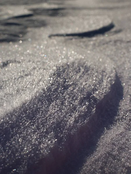 Snö med ljusreflektioner från vintersol — Stockfoto