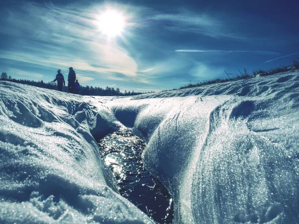 Pessoas irreconhecíveis caminham pela neve — Fotografia de Stock