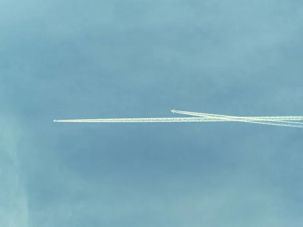 Пересечение линий авиакомпании на голубом небе — стоковое фото