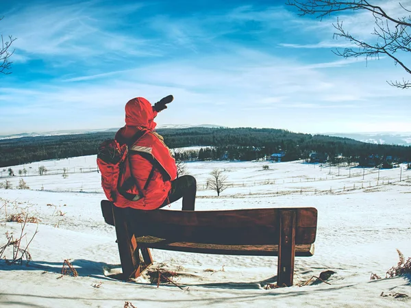 Caminhante homem com mochila no inverno tempo de caminhada — Fotografia de Stock