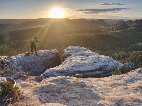 Nature photographer hold tripod with camera. Man at sunrise — Stock Photo, Image