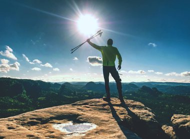 Başarılı yürüyüşçü adam zirvede. Bir genç adam yürüyüşçü 