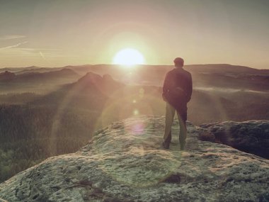 El cebinizde düşünme adam silueti. Hiker saati