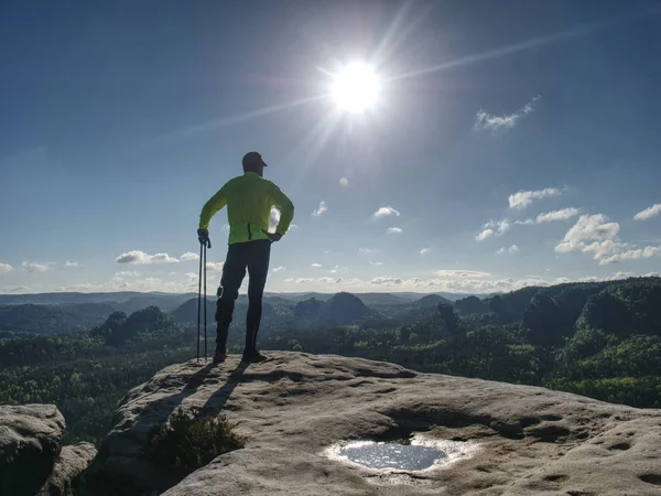 Atleta sportivo corridore uomo in montagna sentiero natura — Foto Stock