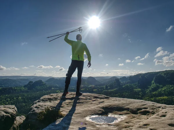 Atleta uomo corridore con bastoni da trekking che corre sentiero roccioso — Foto Stock