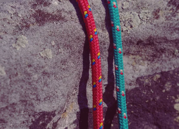 Par de cuerdas de escalada en detalle sobre roca arenisca expuesta — Foto de Stock