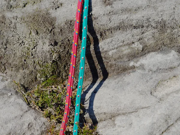 Kroucené nylonové zeleně a červené provazy. Detail starého použitého lana — Stock fotografie