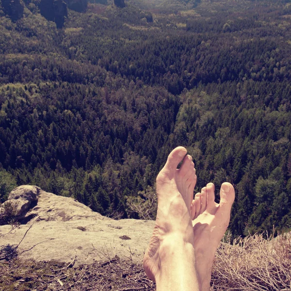 맨발과 다리와 관광 등산객 휴식의 눈에 보이는 정맥 — 스톡 사진