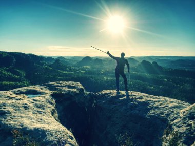 Dağ zirvesinde koltuk değnekleriyle ayakta duran güçlü adamı yaraladı.