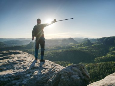 Immobilizer ve koltuk değnekleri kırık bacak ile Hiker adam