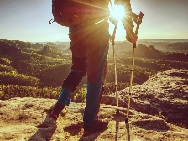 Uomo che soffre di lesioni alle gambe durante un'escursione in montagna. Escursionista disabili — Foto Stock