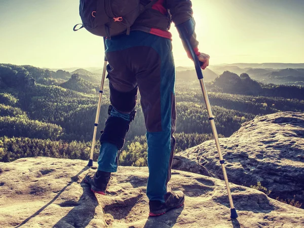 Dağ Yürüyüşü'nde Bacak Yaralanması Geçiren Adam. Engelli yürüyüşçü — Stok fotoğraf