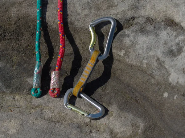 Hank sling carabiners vid begagnade röda och gröna rep — Stockfoto