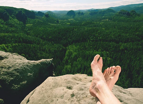 Nakna mannens ben koppla av i bergen med fin utsikt — Stockfoto