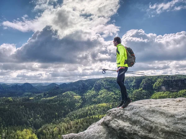 Turista em amarelo verde preto sportswear e mochila verde — Fotografia de Stock