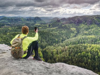Trail Runner dinlenme alır, onun akıllı telefon fotoğrafları yapar. 