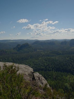 Popüler doğal parkta Kumtaşı zirvesi. Engebeli kayalık arazi