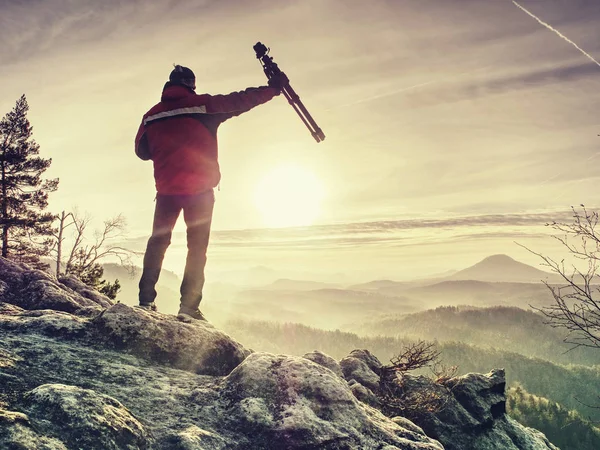 Un uomo regga il treppiede. Escursionista ammirando splendida catena montuosa — Foto Stock