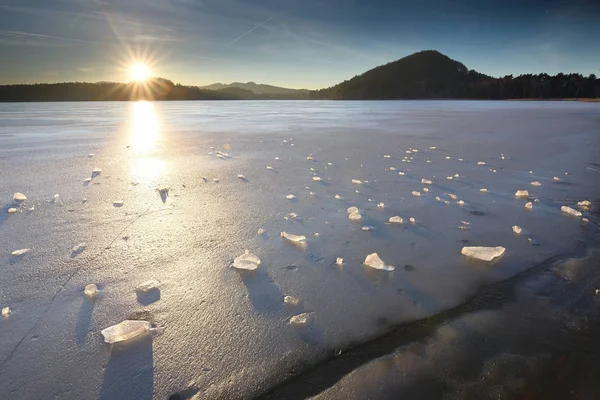 Вода и лед. Лёд с блестящим цветом воды — стоковое фото