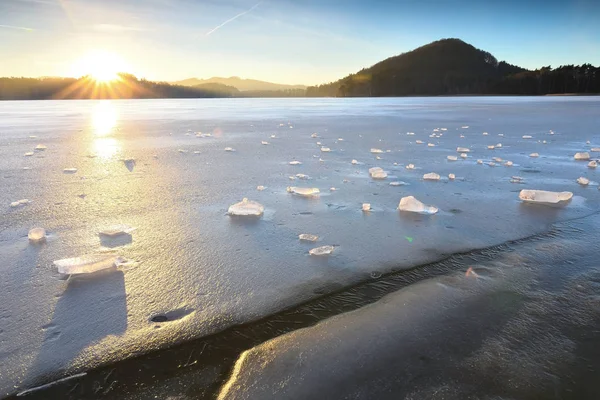 水と氷の縁鮮やかな色の覆われた水を持つ氷 — ストック写真