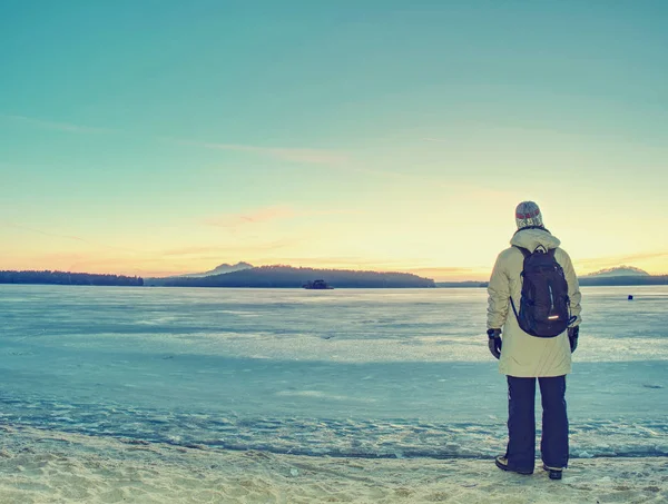 旅行者は凍った海の氷の上に滞在します。バックパックを持つ女性 — ストック写真